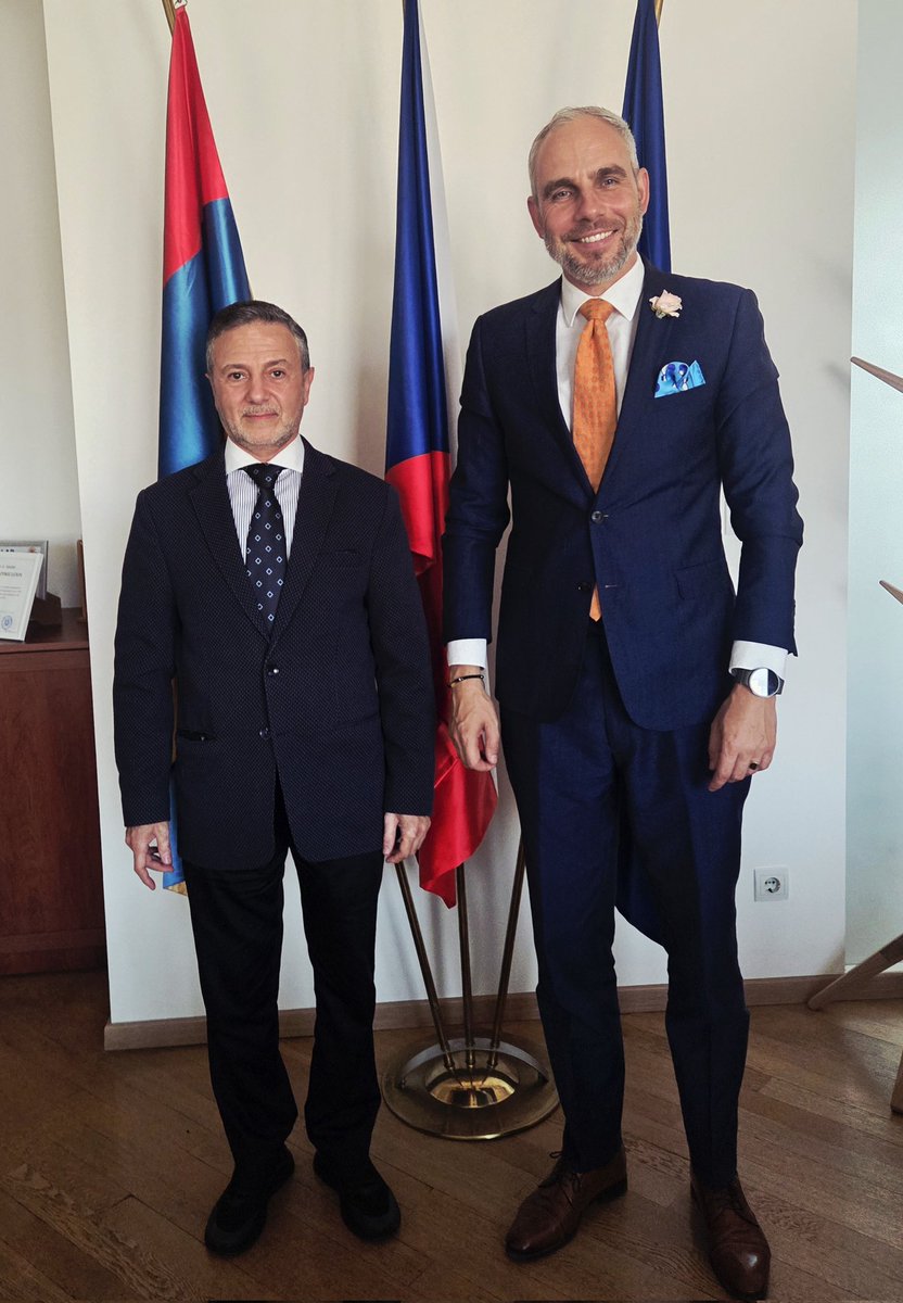 petr_piruncik's tweet photo. 🎹 Great meeting with Mr. Garry Manukyan, who runs a piano showroom in Yerevan. Once a #Petrof stood in nearly every second Armenian home — and playing piano is still part of Armenian upbringing. The market has changed, but I believe Petrof still has its place here. 🇨🇿🇦🇲🎶 https://t.co/9TJFgQAmRy