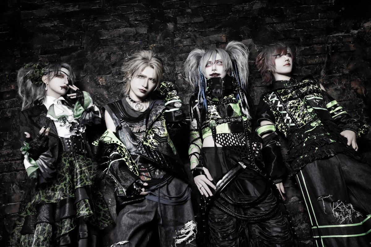 Motoki_vo's tweet photo. 明日はいよいよハオ1stワンマンです。
まだ活動を始めてたったの半年だけど、俺たちにしかできない表現、ライブ、熱をきてくれるみんなに伝えれたらと思います。

せつ、ひかるは元から知ってるツレだけどバンドを組んだらそれはまた別物で、意見の食い違いや擦り合わせの難しさもたくさんあった。
エレンはその中に入って戸惑いや何をするにしても探り探りで特に大変だったと思う。

でも半年経ってしたいことや方向性も理解し合えて、俺たちにしかない絆もできてきたのかなって思う。
そしてそれは来てくれてるみんなも同じで、最初よりもライブを重ねるごとに素敵な笑顔を見せてくれるようになったよね。
とってもそれが嬉しいです。

個人的にもハオで表現したいボーカリスト像が見えてきて、それが回を重ねるごと成長してると実感してます。

明日はこの半年の集大成です。
始動ライブぶりに来てくれる子もいると思う。確実に変化してる俺たちをしっかり見て感じて欲しい。

いつもイベントでハオのライブを支えてくれてるみんなはとにかく誰よりも楽しんで欲しい。
悪ノリオッケーとにかくはしゃいで👍
一緒にハオを育ててきた集大成を最高の瞬間にしよう。

初めてきてくれるみんなも、ノリに合わせて動くのはもちろん強制じゃないからね。でも身体がノッてきたら声出して暴れて一緒に楽しもうな！
君が楽しめるように精一杯歌うね。

楽曲やサウンドはたくさんたくさん明日のために準備した。あとはやるだけ。

明日池袋EDGEで会えるのを楽しみにしてるね！