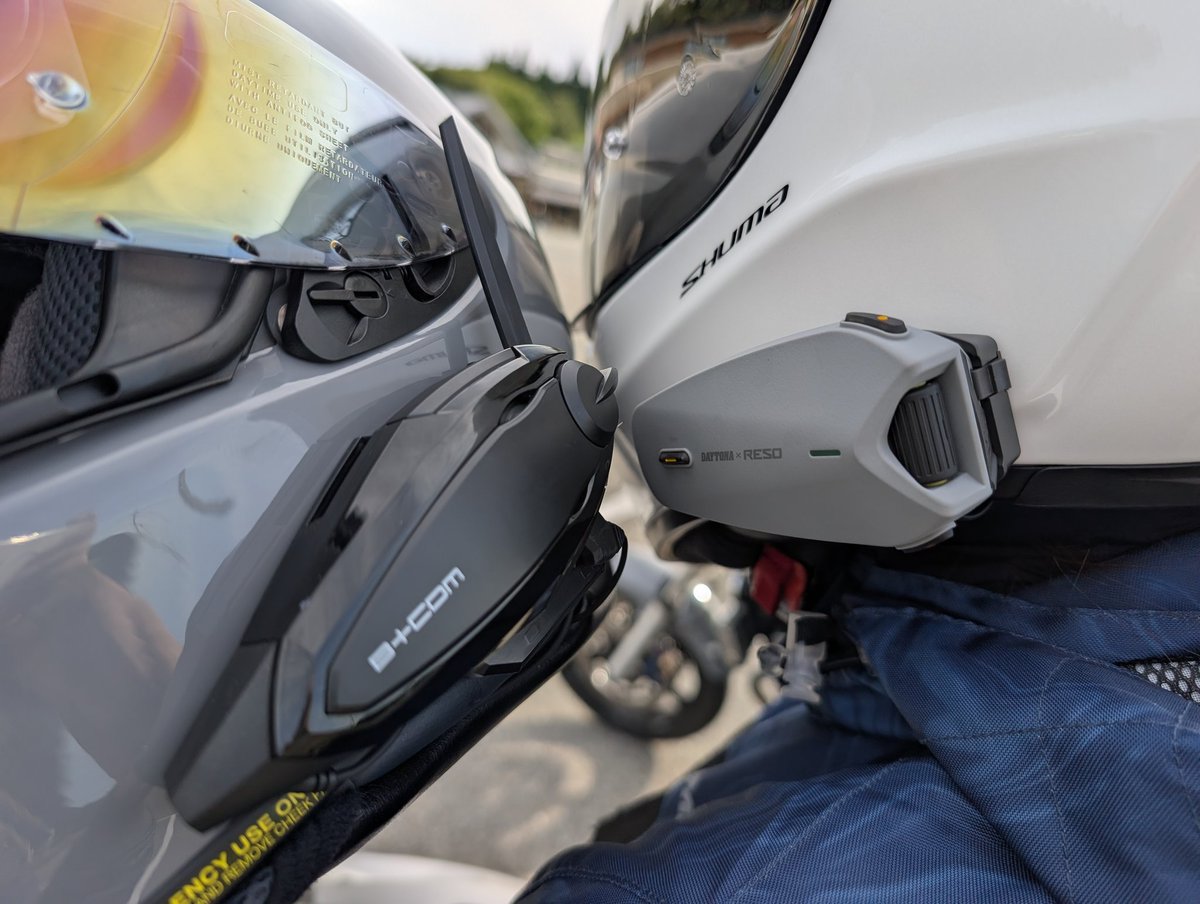 sivava01's tweet photo. 帰り道にウチのツーキングライダーを捕まえてSB6XRとRESO PILOTでユニバーサル接続テスト
SB6XRをユニバーサルインターコール設定にして秒で接続完了
肝心の音質は1対1でも想像通りノイズまみれで聴き取りにくい
Bリンク数台+RESOMesh数台で混ぜると雑音祭り間違いない肝心ですね😅 https://t.co/WX4j3jY6BF