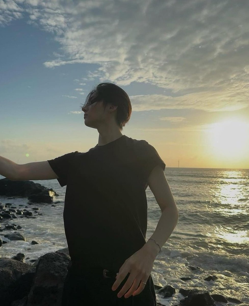 19wons's tweet photo. pretty sangwon his sea views 🌊💙 https://t.co/9gh2fgfNQM
