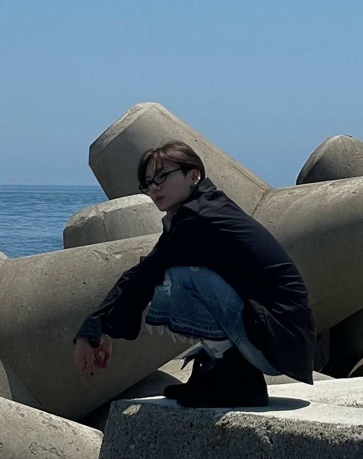 19wons's tweet photo. pretty sangwon his sea views 🌊💙 https://t.co/9gh2fgfNQM