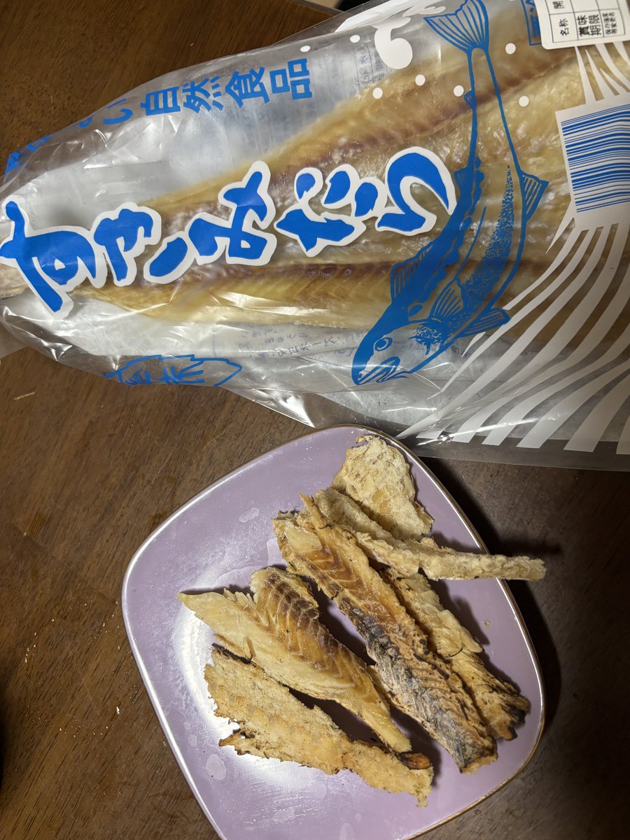 KeiichiTsubkh8's tweet photo. リュウジとか料理研究家や、健康志向の人には伝わらない、長野県北部の干鱈の食べ方。焼いて食う。 https://t.co/8ibPLULFax