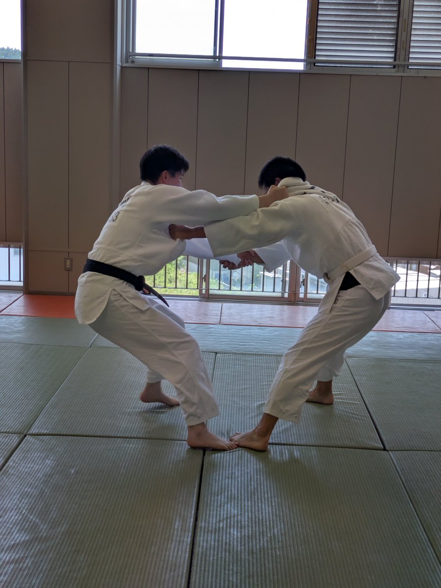 IP_wajima's tweet photo. ／
稽古してます!!
＼
　警察本部から柔道・剣道の指導員を招き、署員は稽古を行いました
　輪島市・穴水町の治安維持のため、署員は頑張ってます
　警察官Ｂ・警察行政職員（高校・短大卒程度）の採用公告されました
　石川県のために一緒に働きましょう
　詳細はこちら↓
　https://t.co/zO0x01y1bq https://t.co/G6yY1vpQKQ