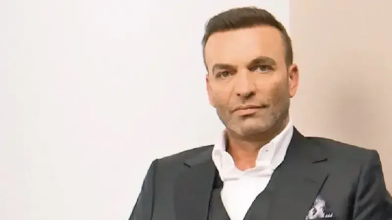 etkilihaberyeni's tweet photo. İBB davası itirafçısı Adem Soytekin, kurultay davasında tanık olarak dinlendi...

Soytekin, ifadesini kağıttan okumak istedi. Ancak avukatların itirazı üzerine mahkeme hakimi kağıda izin vermedi.

Soytekin, inşaatını yaptığı bir projede CHP'liler için 100 kişilik VIP liste oluşturulduğunu ve bu kişilere daire satıldığını ileri sürdü. Soytekin bu dairelerin CHP'lilere ücretsiz verilmediğini, parayla satıldığını belirtti. Soytekin duruşmada 100 kişiden yalnızca 1 tanesinin ismini verebildi.

Soytekin ifadesinde dairelerin kurultay döneminde değil Aralık 2021-Ocak 2022 döneminde satıldığını anlattı.

"Bu daireleri kurultay için söz verdik, kurultay sürecinde işimize yarar diyen oldu mu?" sorusuna ise Soytekin tarafından "Hayır öyle bir konuşma olmadı" cevabı verildi.

(Alican Uludağ - DW Türkçe)