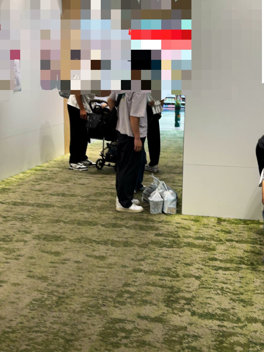 Ohyou_devi's tweet photo. ヨドバシカメラ大阪に立ち寄ったらリンクスとヨドバシの通路のところ？でめっちゃ人いたんですがこれは何ですか？？ https://t.co/nI0cARY0bM