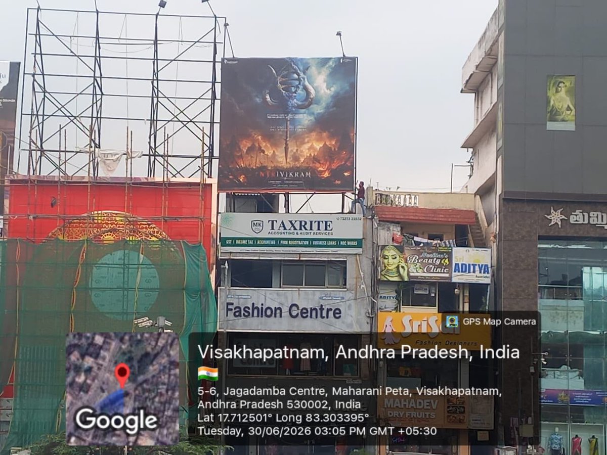 srinivasvegi1's tweet photo. 🚨 UTTARANDHRA ERUPTS FOR THE MAN OF MASSES🔥🔥🔥

100+ Hoardings of Man of Masses @tarak9999 Anna’s #NTRxTrivikram announcement poster have taken over Vizag, Vizianagaram, Srikakulam, Anakapalli, Gajuwaka & all across Uttarandhra💥

Just an announcement and the madness is already on another level 🔥📈

#GOW #GodOfWar 🛡️🔥

 @NANDAMURIKALYAN @vamsi84 @haarikahassine @NTRArtsOfficial