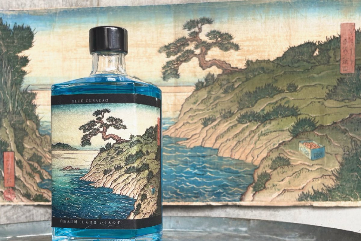 cookie_11_01's tweet photo. The Pliniusより、ブルーキュラソー「白浜入江図」が7月10日発売です。白浜蒸留所にお伺いし、製造工程や伊豆下田のロケーションを観察しながら商品化まで携わららせていただきました🙏

自宅では、炭酸割りにレモンを乗せたり、カクテル「ブルーレディ」にしたりして飲んでいます。 https://t.co/H1eh7Ag7bn