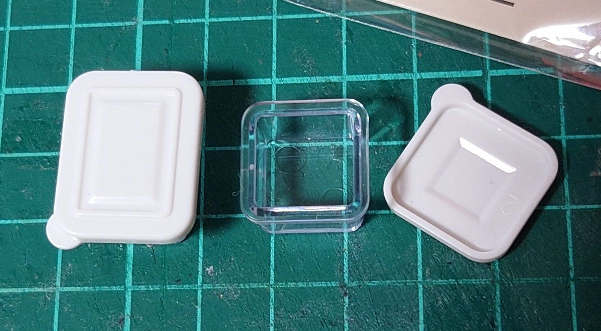 前に買ったミニチュアタッパー(左)より小さいタッパー見付けたから今度