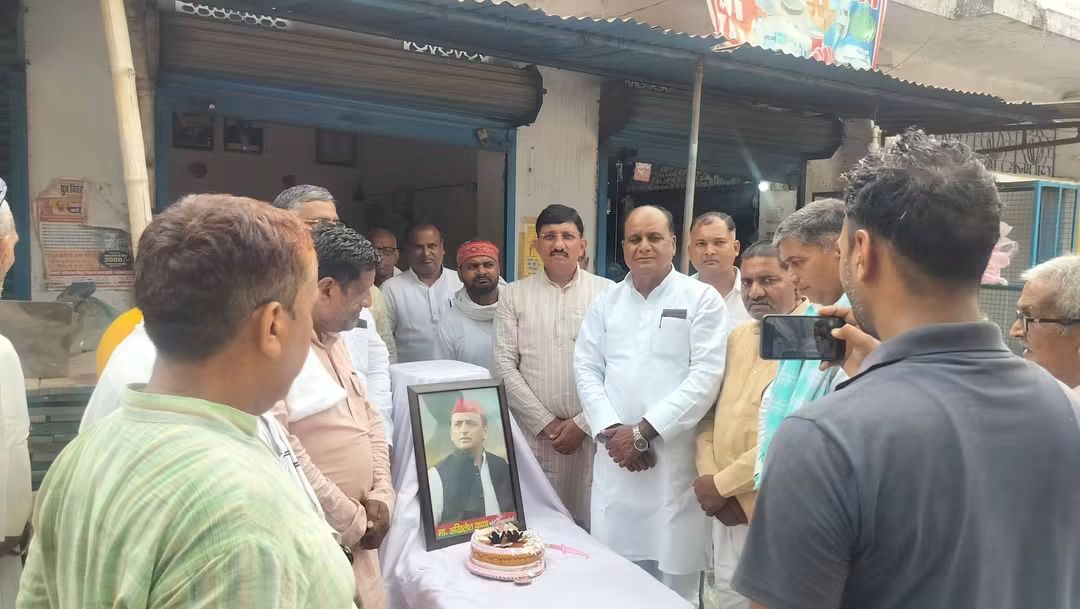 Adyashankaryada's tweet photo. 353 मधुबन विधानसभा के कार्यालय पर समाजवादी पार्टी के राष्ट्रीय अध्यक्ष उत्तर प्रदेश सरकार के पूर्व मुख्यमंत्री भारत के भविष्य माननीय अखिलेश यादव जी का केक काटकर धूमधाम से जन्मदिन मनाया गया उन्हें दीर्घायु होने तथा 27 में उत्तर प्रदेश का मुख्यमंत्री हो���े की ईश्वर से कामना की। https://t.co/jQqy965vfq