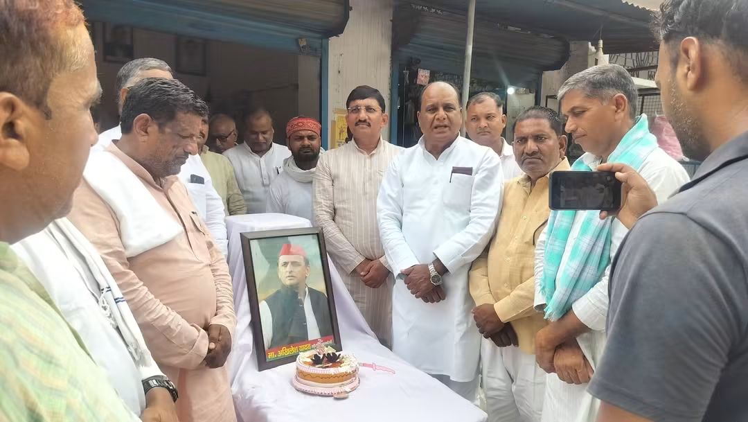 Adyashankaryada's tweet photo. 353 मधुबन विधानसभा के कार्यालय पर समाजवादी पार्टी के राष्ट्रीय अध्यक्ष उत्तर प्रदेश सरकार के पूर्व मुख्यमंत्री भारत के भविष्य माननीय अखिलेश यादव जी का केक काटकर धूमधाम से जन्मदिन मनाया गया उन्हें दीर्घायु होने तथा 27 में उत्तर प्रदेश का मुख्यमंत्री हो���े की ईश्वर से कामना की। https://t.co/jQqy965vfq