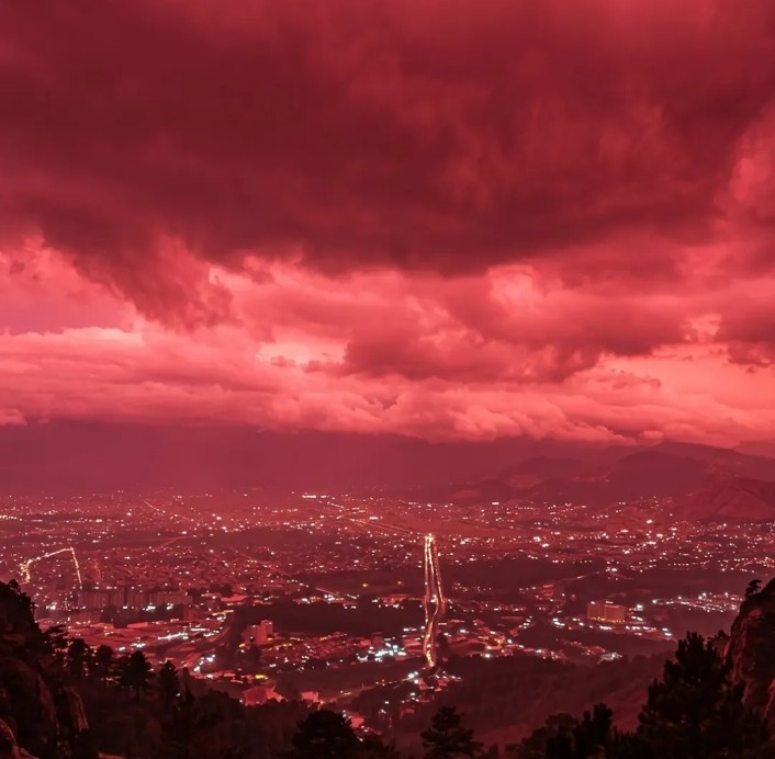 FaheemAkbarFAS's tweet photo. وینزویلا میں حالیہ شدید زلزلوں کے بعد آسمان سرخ دکھائی دینے لگا۔

#Venezuela #RedSky #WordNews #Earthquake https://t.co/o1VM7bGWQ7