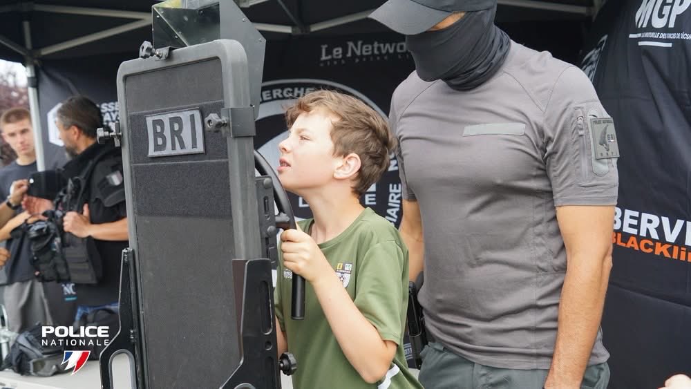 PoliceNat59's tweet photo. #FiersdEtrePoliciers | Ce samedi, la BRI de la Police nationale du #Nord a participé au Rallye du Cœur, une journée solidaire au profit de la recherche contre les cancers pédiatriques.

Une belle occasion d’échanger avec le public et de faire découvrir notre métier 👮‍♂️ https://t.co/mKjfZYBHP8