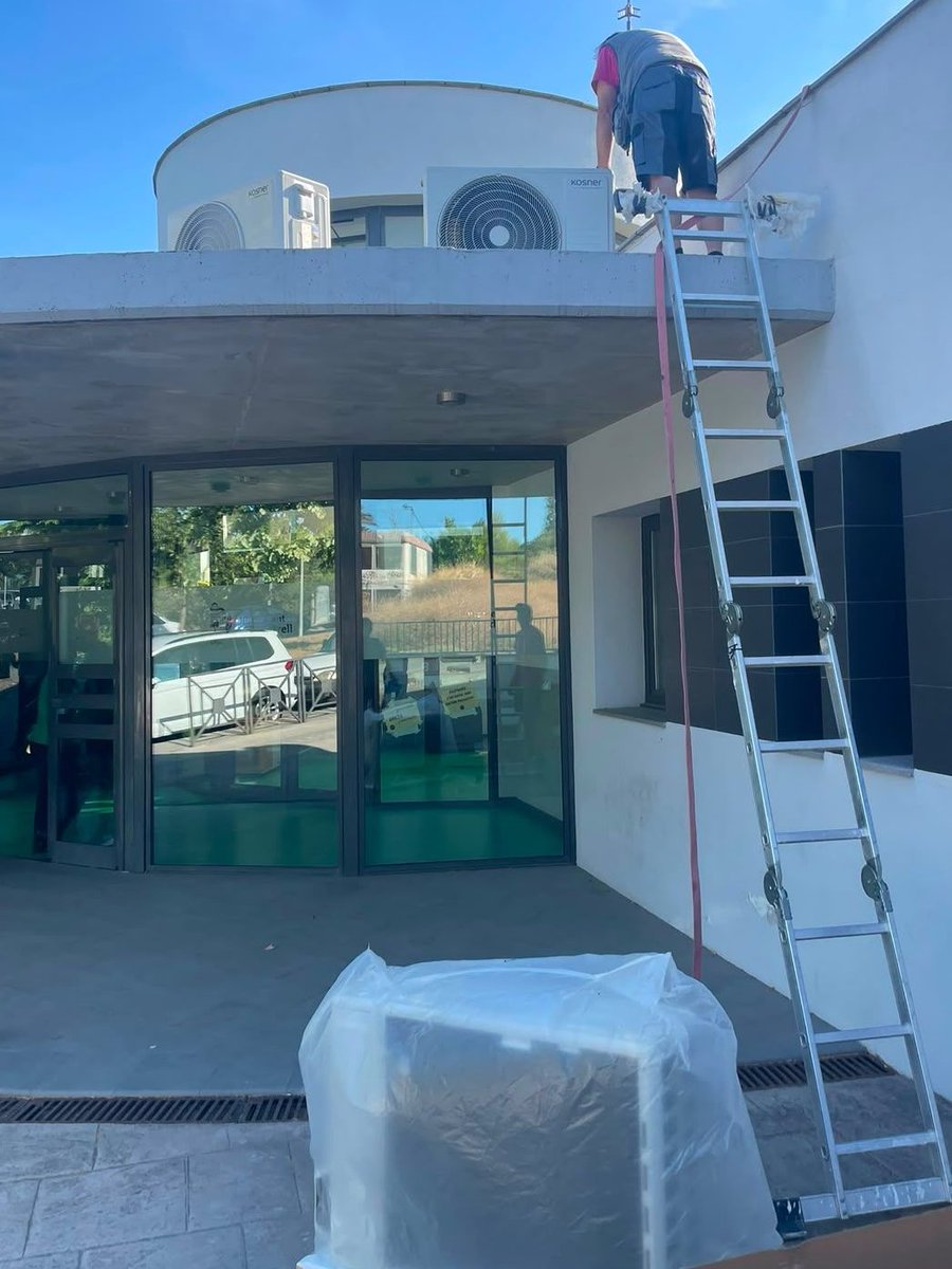 elvendrell_cat's tweet photo. 🌡️Instal·lació del sistema de climatització a l'EB Botafoc, una actuació inclosa en el pla de millora de les escoles bressol municipals

Amb aquests treballs, es completa la planificació prevista, amb climatització a aules i menjadors i zones d'ombra als centres.

@EducaVendrell https://t.co/UQLDe4WJ2N