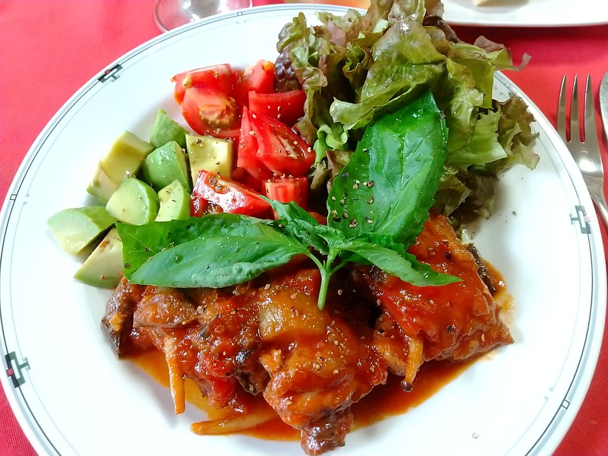 3jpMaria's tweet photo. 今日のお料理です🐓
南イタリアのお料理🇮🇹
カチャトーラ・コン・メランザーネ🍆
骨付き鶏肉とお茄子のトマト煮込みです🍅🍲

鶏肉に塩胡椒と小麦粉を振ってフライパンで焼きます🐓
圧力鍋に移してお茄子としめじを炒めます🍆🍄
トマト缶とお水と白ワインとコンソメを入れて圧をかけて出来上がりです😋 https://t.co/Ku6Xnyo4r0