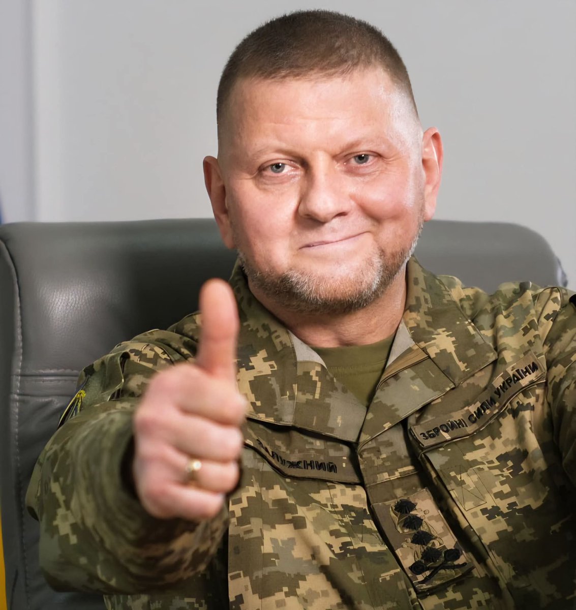 KischukYrii's tweet photo. Дмитро Биков 
Отже, Зеленський напряму запитав у Залужного чи буде він балотуватися на виборах, про це пише Українська правда.

«Так. Буду», - коротко, по-армійськи доповів залізний генерал Залужний.

На мою думку, ця розмова свідчить про те, що влада чудово усвідомлює: без https://t.co/Nbg45ZY8OB