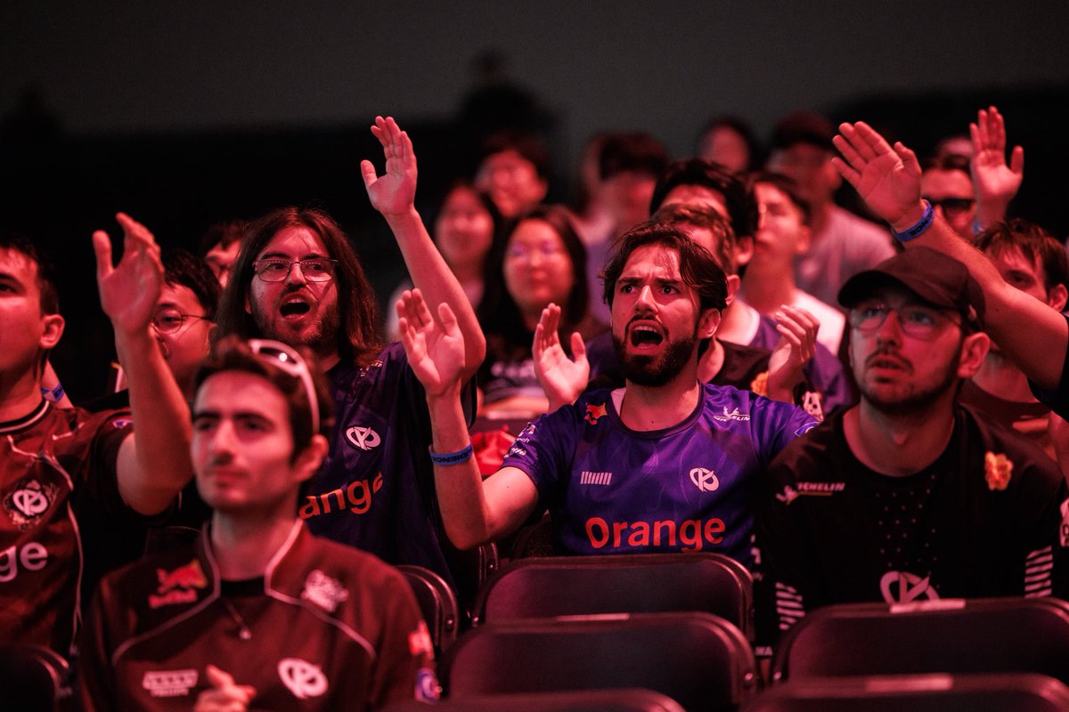 KC_FANS_KOREA's tweet photo. Dernier post sur ce MSI, pour tous vous remercier de vous êtes déplacés jusqu’à Daejeon, jusqu’à 60 personnes contre T1, plus d’une centaine sur les 3 jours, vous êtes les rois que vous pensez être 💙 https://t.co/A6HEKlY5Z7