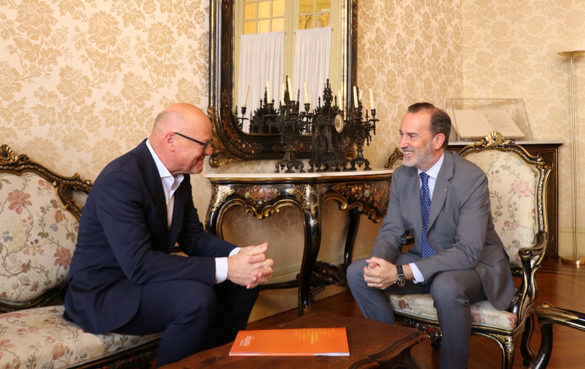 ParlamentIB's tweet photo. El president del Parlament, Gabriel Le Senne (@glesenne) aquest matí ha donat audiència a Antoni Riera, director tècnic de la Fundació Impulsa Balears (@ImpulsaBalears). https://t.co/F8fYcb8iEE