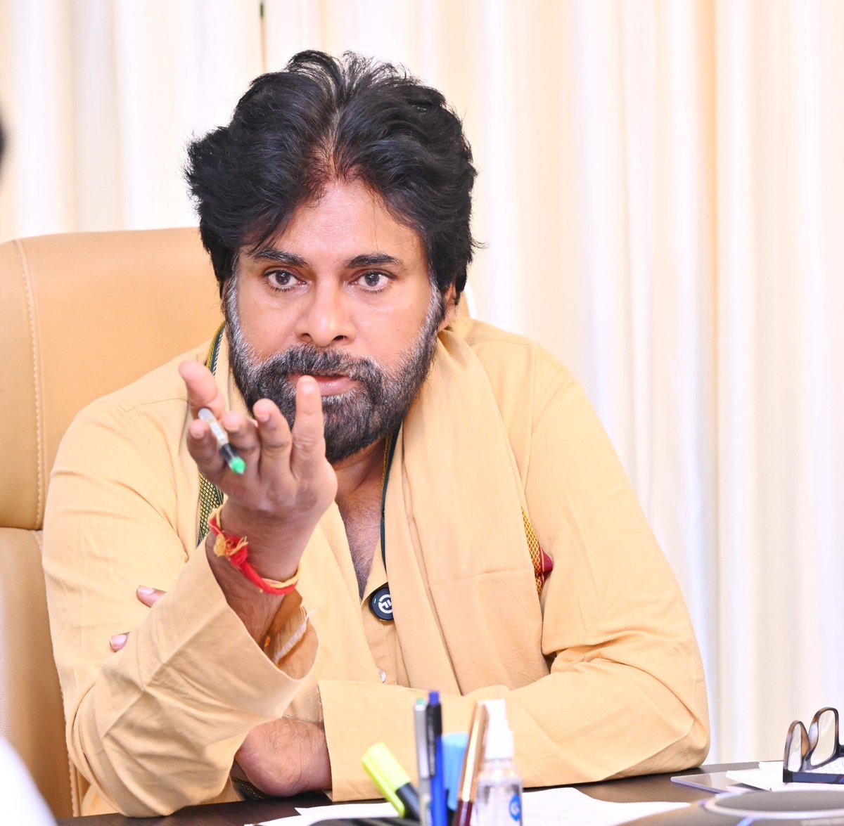 JanaSenaParty's tweet photo. ఈ రోజు ఉదయం మంగళగిరిలోని జనసేన పార్టీ కేంద్ర కార్యాలయం నుంచి రాష్ట్రవ్యాప్తంగా నిర్వహిస్తున్న జనసేన పార్టీ నిర్మాణ సారథుల సమాచార సేకరణ కార్యక్రమాన్ని జనసేన పార్టీ అధినేత, గౌరవ ఆంధ్రప్రదేశ్ రాష్ట్ర ఉప ముఖ్యమంత్రి శ్రీ @PawanKalyan గారు వీడియో కాన్ఫరెన్స్ ద్వారా పర్యవేక్షించారు.

ఈ సందర్భంగా ఆయా పార్లమెంట్ నియోజకవర్గాల సమాచార సేకరణ కేంద్రాల్లో దరఖాస్తుల స్వీకరణ ప్రక్రియ, నిర్వహణ విధానంపై సమీక్ష నిర్వహించి, పార్టీని సంస్థాగత నిర్మాణంలో భాగమై నాయకత్వ బాధ్యతలు తీసుకునేందుకు పార్టీ శ్రేణులు సంసిద్ధం కావాలని పిలుపునిచ్చారు.

#JSPMembershipToLeadership
#JSPForNewAgePolitics
