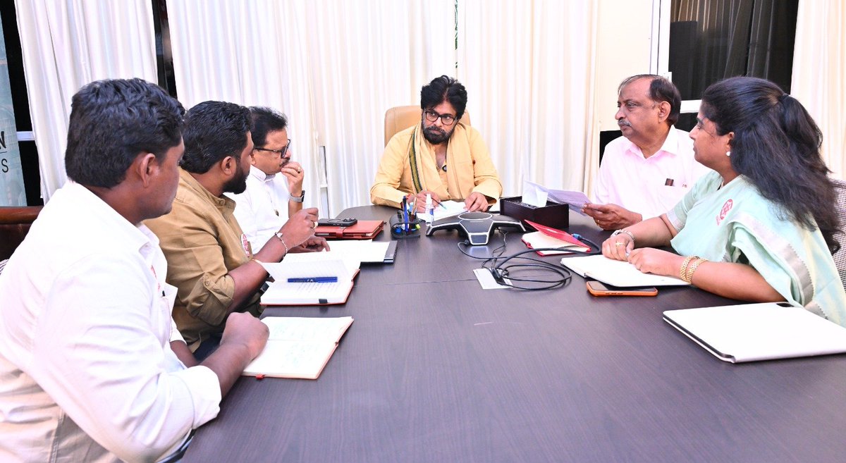 JanaSenaParty's tweet photo. ఈ రోజు ఉదయం మంగళగిరిలోని జనసేన పార్టీ కేంద్ర కార్యాలయం నుంచి రాష్ట్రవ్యాప్తంగా నిర్వహిస్తున్న జనసేన పార్టీ నిర్మాణ సారథుల సమాచార సేకరణ కార్యక్రమాన్ని జనసేన పార్టీ అధినేత, గౌరవ ఆంధ్రప్రదేశ్ రాష్ట్ర ఉప ముఖ్యమంత్రి శ్రీ @PawanKalyan గారు వీడియో కాన్ఫరెన్స్ ద్వారా పర్యవేక్షించారు.

ఈ సందర్భంగా ఆయా పార్లమెంట్ నియోజకవర్గాల సమాచార సేకరణ కేంద్రాల్లో దరఖాస్తుల స్వీకరణ ప్రక్రియ, నిర్వహణ విధానంపై సమీక్ష నిర్వహించి, పార్టీని సంస్థాగత నిర్మాణంలో భాగమై నాయకత్వ బాధ్యతలు తీసుకునేందుకు పార్టీ శ్రేణులు సంసిద్ధం కావాలని పిలుపునిచ్చారు.

#JSPMembershipToLeadership
#JSPForNewAgePolitics
