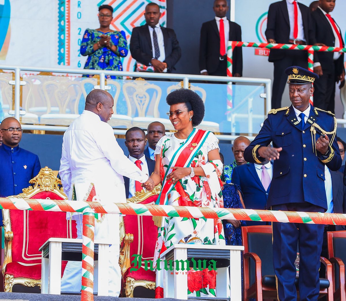 IntumwaNews's tweet photo. 🔴#Burundi: Le Président de la République du Burundi, également Commandant suprême des forces de défense et de sécurité, est arrivé au Stade Intwari où se déroulent les cérémonies marquant le 64ᵉ anniversaire de l'indépendance du Burundi.
Les festivités de cette journée historique sont célébrées sous le thème : « Tous ensemble, conquérons l'indépendance dans l'économie du pays. »
