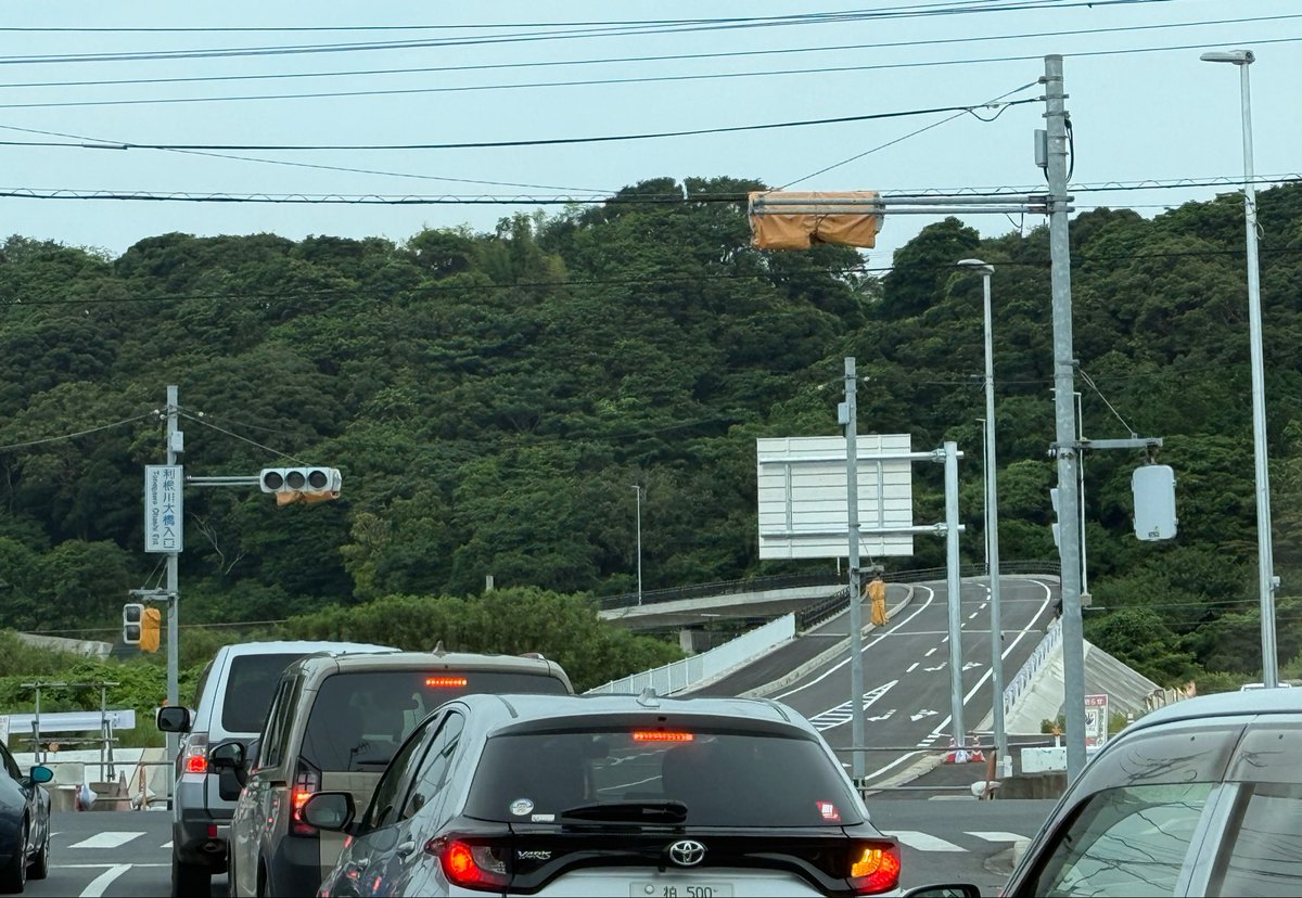 tomokiteana's tweet photo. 標識が立って看板が付いて、陸橋側も白線が引かれて、もう直ぐ開通かな？#東庄町 #R356 #神栖市 #千葉県 https://t.co/ni4U2OltND