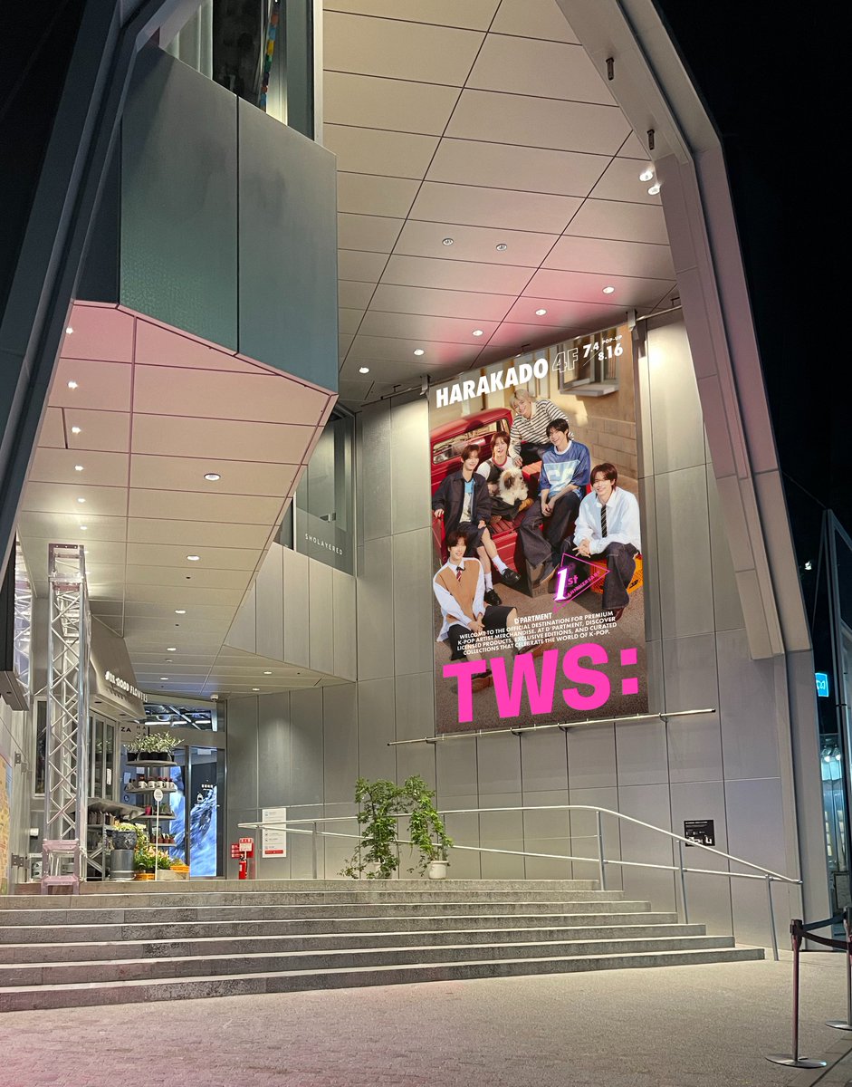 d_dpartment's tweet photo. °˖✧🩵ᴛᴡꜱ ᴘᴏᴘ-ᴜᴘ🩵✧˖°
TWSが広告をジャック！！その①
＼🌻エントランス広告掲載決定🌻／

『DICON N°34 TWS』の発売とD'PARTMENTオープン1周年を記念し、東急プラザ原宿「ハラカド」のエントランス広告を展開🎉
大迫力のビジュアルでTWSの輝きをご堪能いただけます✨

🗓2026年7月2日(木)～7月9日(木)
📍東急プラザ原宿「ハラカド」 エントランス

#TWSxDPARTMENT #TWS #DPARTMENT