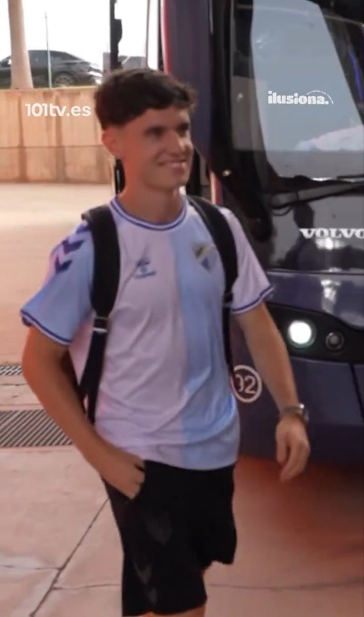 Marinaav82's tweet photo. Ochoa bajando del bus en Almería después de haber sido apedreados. A mí de verdad que la cara de guasón de este chaval me tiene flipando. Es un vacilón de época. 😂😂 https://t.co/xYj3a2u9Yx