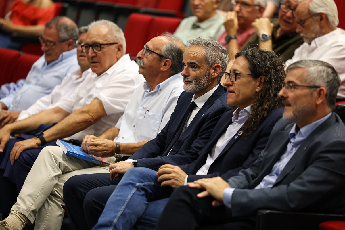 UMU's tweet photo. 🎉 ¡Feliz 50 aniversario a la Facultad de Matemáticas de la Universidad de Murcia!

Cinco décadas formando a generaciones de matemáticos y matemáticas, impulsando la investigación y contribuyendo al desarrollo científico de nuestra sociedad. Gracias a todas las personas que han hecho posible esta historia.

https://t.co/qMBT1wijZ8