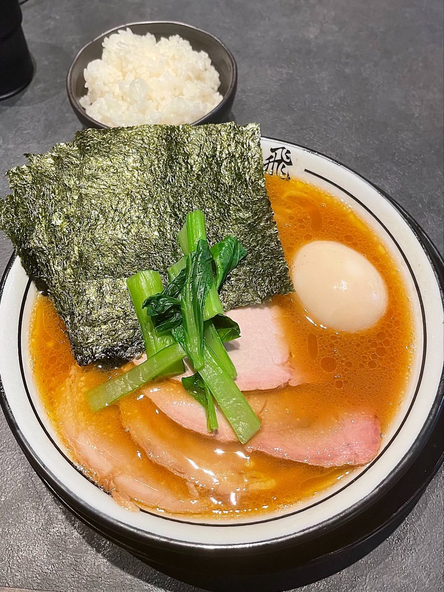 Train24Runaway's tweet photo. らーめん飛粋 上大岡店

特製らーめん🍜ライス🍚

本日7月1日 Open㊗️飛粋さんの3号店🙉優しさと力強さが共存するスープは超バランス型🥹キレの有る醤油🥺モチモチ食感の酒井製麺😩しっとり燻製モモチャーシュー😫小泉店主が帰りに1人1人に挨拶してるのは素晴らしいね😭ご馳走様でした🙇‍♂️
#家系ラーメン https://t.co/MtWeQ3p0hR