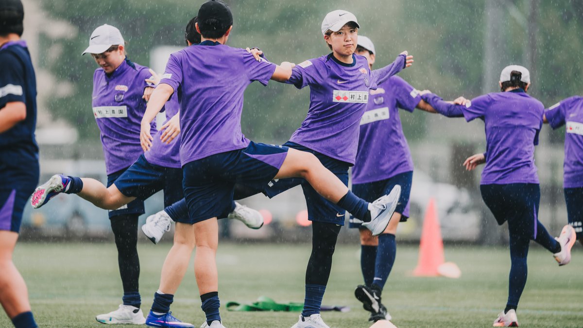 sanfrecceREGINA's tweet photo. 今季も（？）雨が降る中での始動となりました☔️
#ONEVIOLET
#サンフレッチェ広島レジーナ https://t.co/PNP0zbWE6e