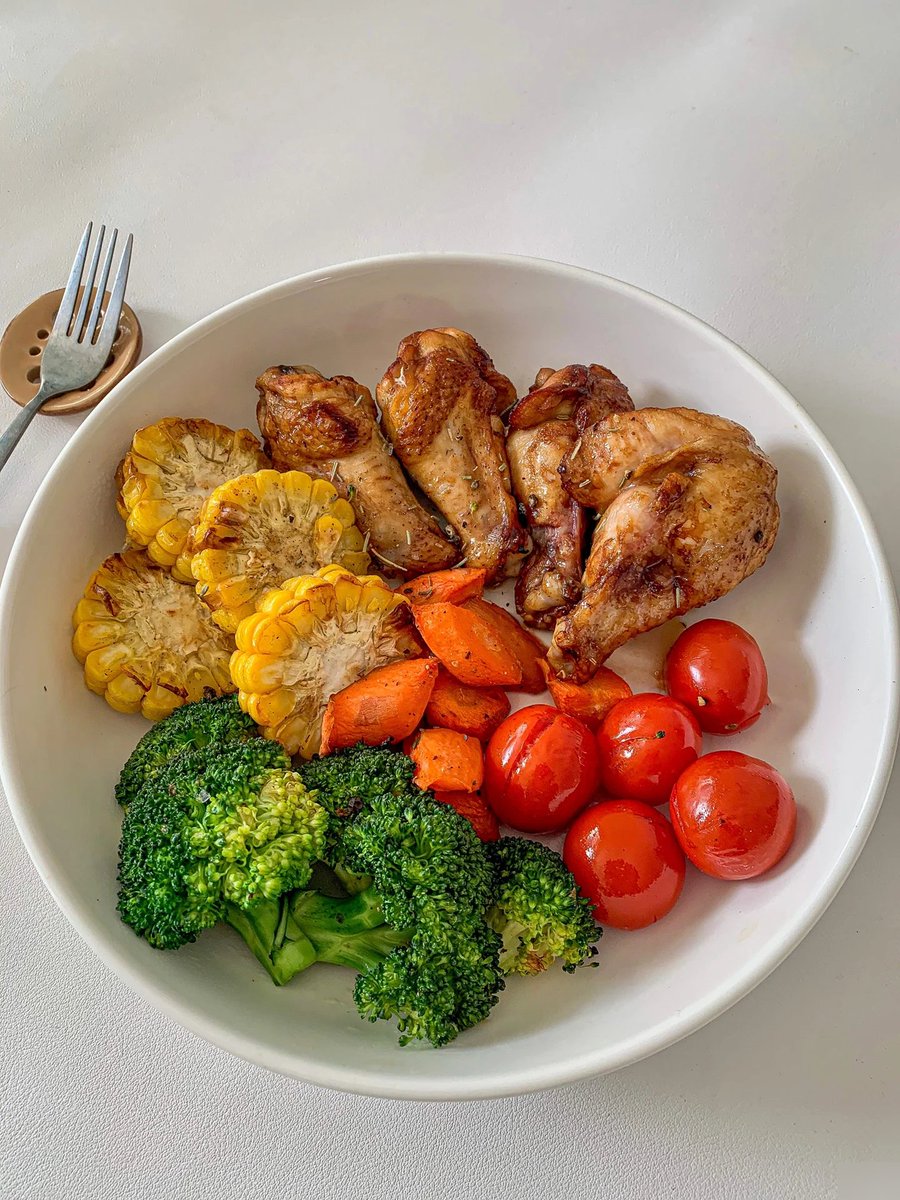 AHMEDSh37905564's tweet photo. Lunch upgrade: Grilled chicken + quinoa + roasted veggies  High in protein u0026 fiber, low in calorie. Perfect for fat loss!， https://t.co/6jxAS44os4