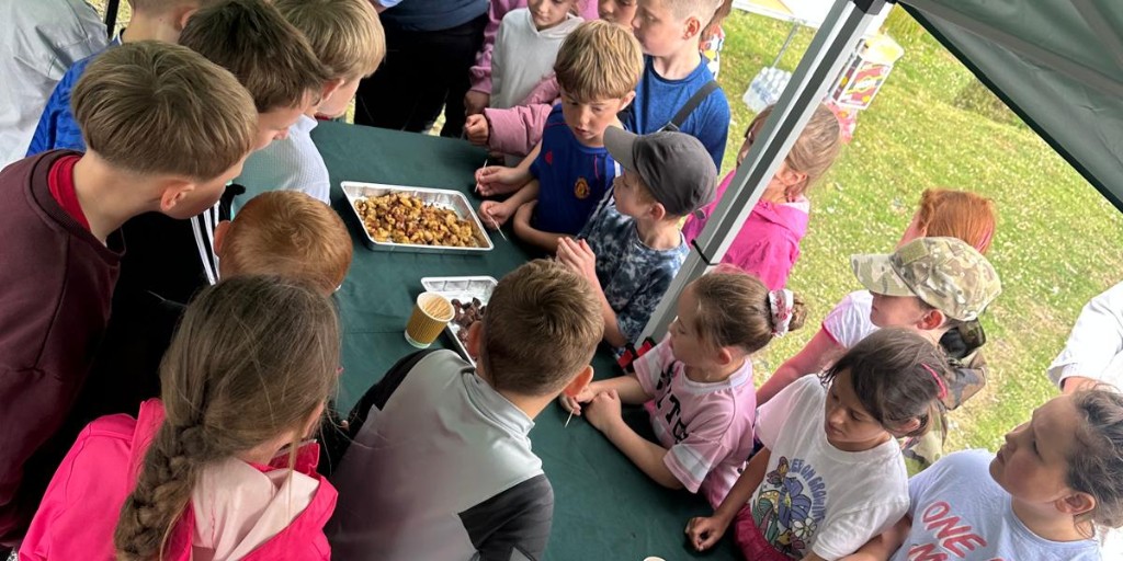 BASCnews's tweet photo. 🌿 Yesterday, Let's Learn Moor saw the Forest of Bowland Moorland Group welcome schoolchildren onto the moors for a day of discovery and learning about rural life.
 
#LetsLearnMoor #BASC #ForestOfBowland #MoorlandEducation https://t.co/PkdBaAoVSp