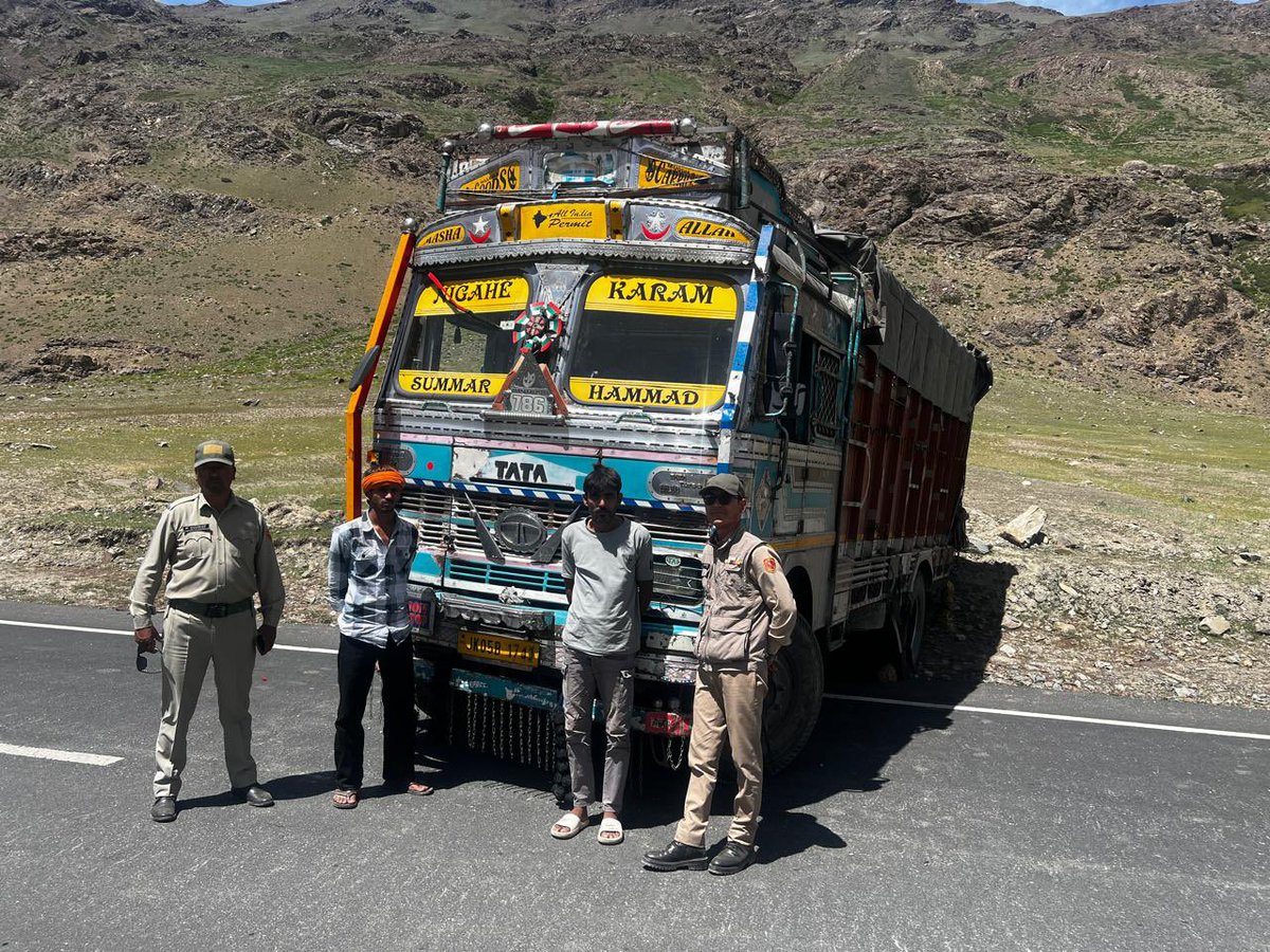 ZanskarPolice's tweet photo. District Police Zanskar foiled an illegal bovine transportation attempt, intercepted a truck carrying 10 bovine animals, arrested 5 accused, and rescued the animals, which were handed over to the Animal Husbandry Department, Zanskar. Investigation is in progress. 
@DGP_Ladakh https://t.co/wSlEvDFI73