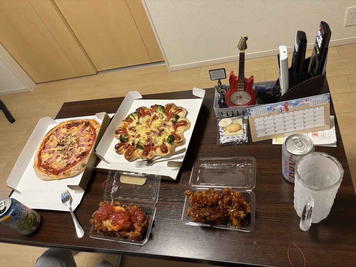 h_abe54's tweet photo. 昨日で個人事業主終わり！
やっと正社員に復帰🎉
とりあえず7/6〜8月末まで神戸で研修頑張りましょう٩( ᐛ )و

妻も転職決まったし昨日はピザパ！
美味しかった

そして自分は明日健康診断
肝機能絶対やばい（） https://t.co/ntGEH7koNu