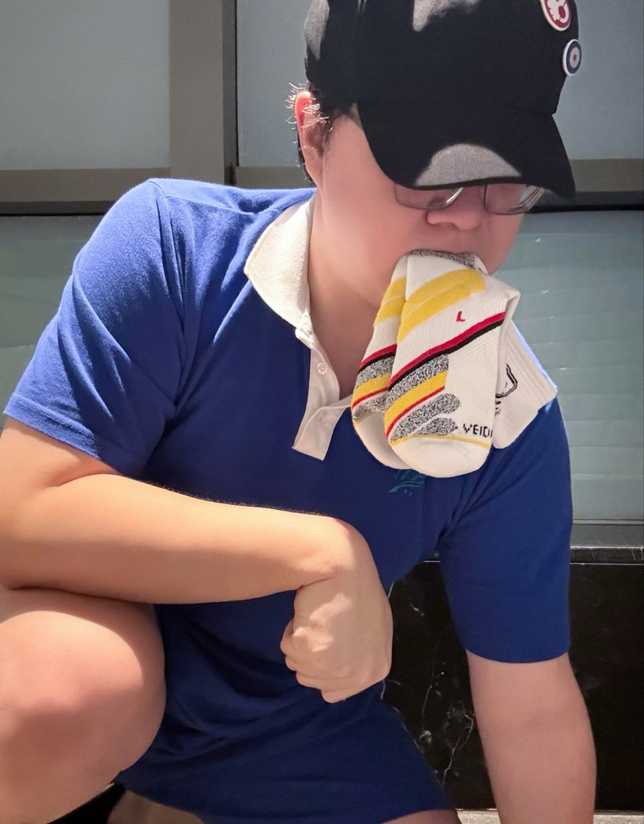 Cha1Lee's tweet photo. 主人下次袜子别扔那么远好不好🥺 https://t.co/4AdQjjjw6t