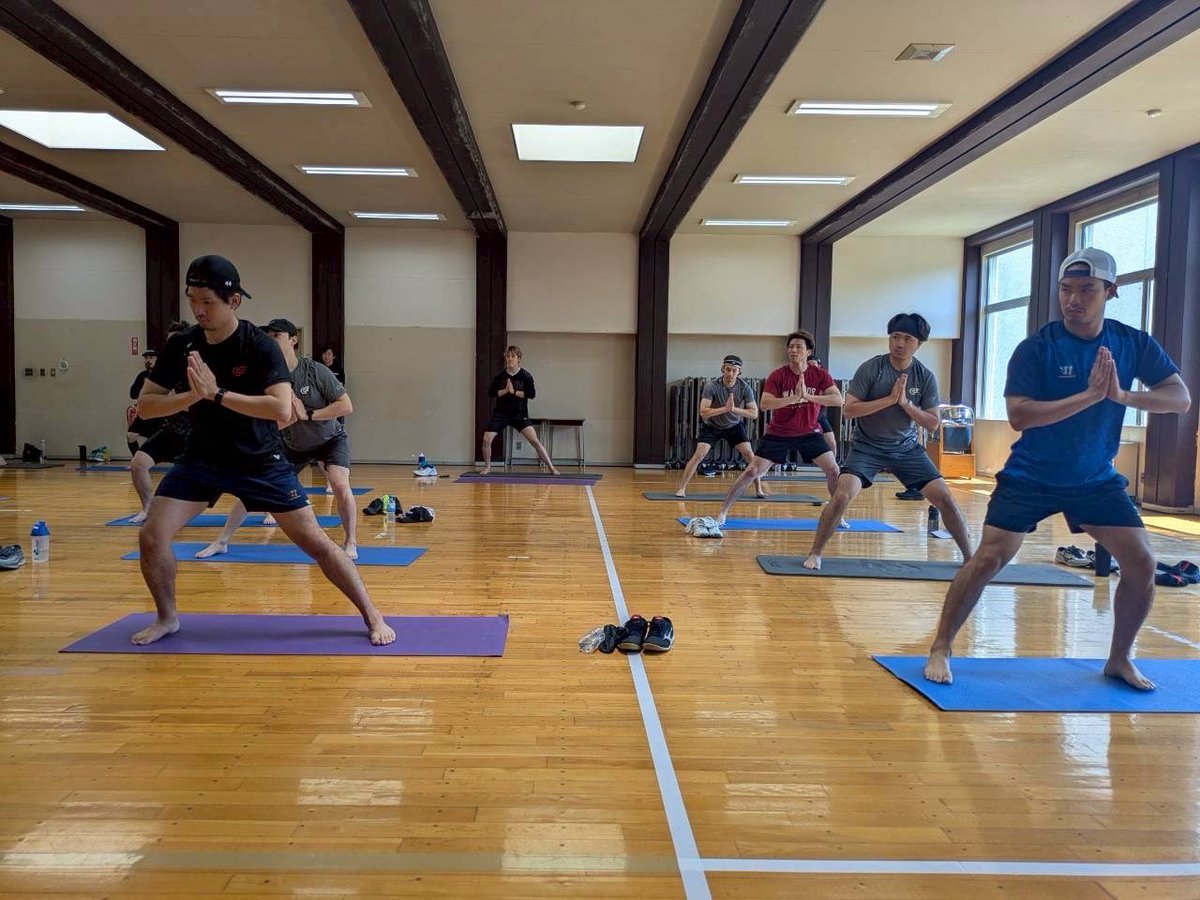 _redeagles_'s tweet photo. 本日のトレーニングは
苫小牧市総合体育館でヨガを実施🧘

身体の使い方を学びました🙆

#レッドイーグルス北海道
#監督コーチトレーナーも一緒に https://t.co/SsUiVoCvvC