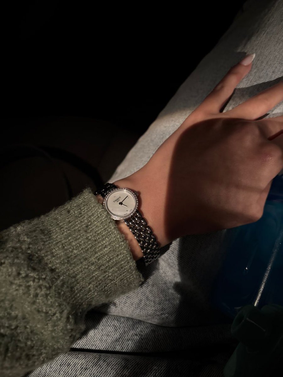 AnnaMackel07's tweet photo. if you ask me what time it is, i’ll tell you to take me on a date https://t.co/0B20nmGJ6l