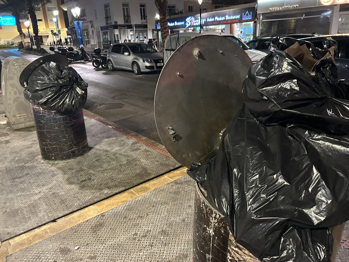 jimenezsg2's tweet photo. @AnaMula1 así recibimos al turismo. Una imagen súper bonita. Contratar a gente que hay mucha en paro https://t.co/ghuLKkCOrA