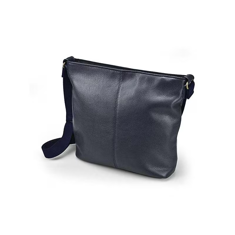 hyogossimo's tweet photo. 鞄の街・豊岡から、日常に寄り添う革バッグ👜

柔らかな牛革を使った、軽量で扱いやすいショルダーバッグ。
1921年創業のウノフクが、使う人のことを考えた「誠実」品質で仕上げています✨

https://t.co/JdS6oMWb96 https://t.co/QNwaPNVLxp