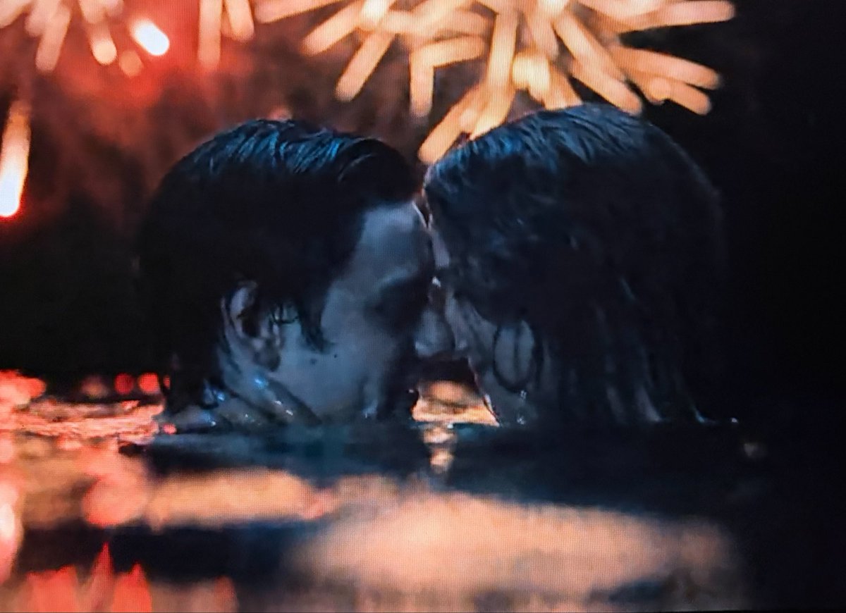 wolfhardlie's tweet photo. THEY KISSED UNDER THE FIREWORKS HOW AM I SUPPOSED TO BE NORMAL AFTER THIS??? https://t.co/GgrOmnQP52