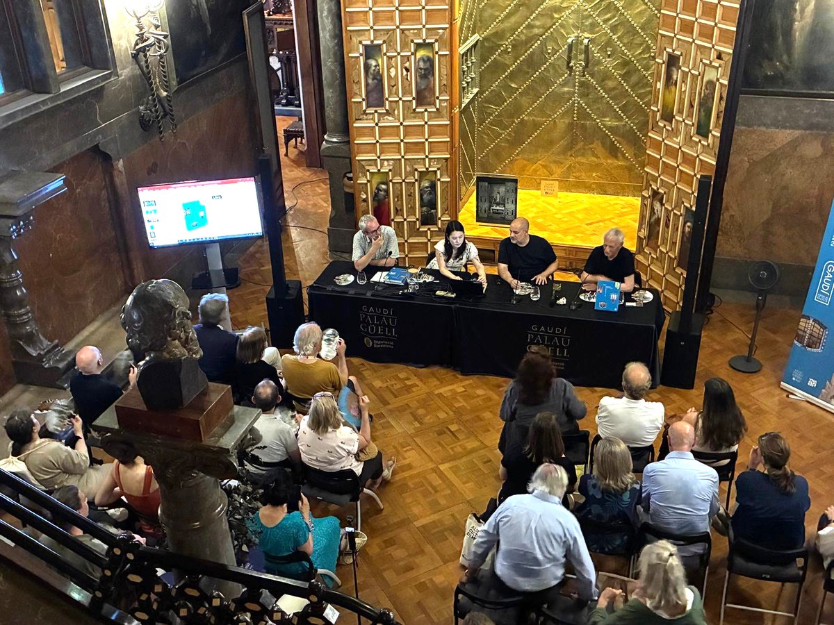 PalauGuell's tweet photo. 🏛️Ahir, 30 de juny, vàrem presentar oficialment el llibre 'Gaudí: Finestres del Futur', que il·lustra l'exposició que podeu veure al Palau.
📘 Podeu trobar la publicació de @trianglepostalsbooks a les millors llibreries i a la nostra botiga.

@diba @CulturaDIBA @AnyGaudi2026 https://t.co/77GDy94OKz