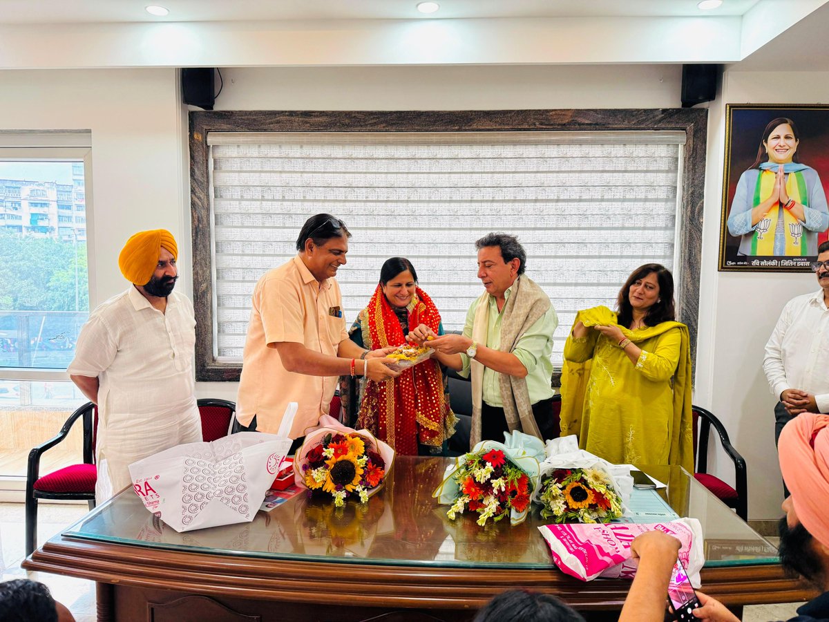 kjsehrawat's tweet photo. आज कार्यालय पर भारतीय जनता पार्टी पश्चिमी जिला के जिला अध्यक्ष श्री चंद्रपाल बख्शी जी एवं उनकी नई जिला टीम के पदाधिकारियों से भेंट कर उन्हें नए दायित्व की बधाई एवं शुभकामनाएँ प्रेषित की।

इस दौरान संगठन को और अधिक सशक्त बनाने, जनसेवा के कार्यों को गति देने तथा आगामी योजनाओं पर विस्तार से चर्चा की।

मुझे पूर्ण विश्वास है कि आपके नेतृत्व एवं समर्पण से संगठन नई ऊँचाइयों को प्राप्त करेगा।

संगठन ही शक्ति है, सेवा ही हमारा संकल्प।

@blsanthosh