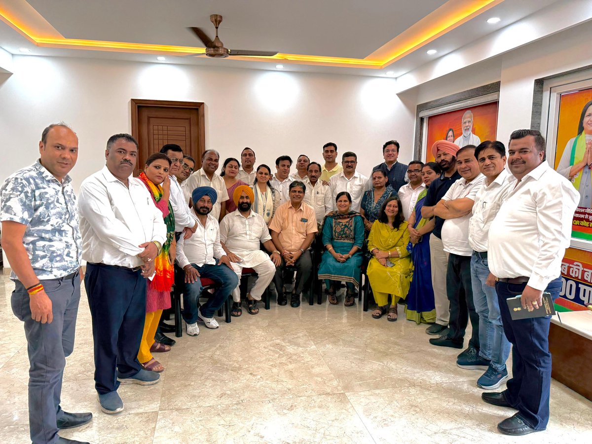 kjsehrawat's tweet photo. आज कार्यालय पर भारतीय जनता पार्टी पश्चिमी जिला के जिला अध्यक्ष श्री चंद्रपाल बख्शी जी एवं उनकी नई जिला टीम के पदाधिकारियों से भेंट कर उन्हें नए दायित्व की बधाई एवं शुभकामनाएँ प्रेषित की।

इस दौरान संगठन को और अधिक सशक्त बनाने, जनसेवा के कार्यों को गति देने तथा आगामी योजनाओं पर विस्तार से चर्चा की।

मुझे पूर्ण विश्वास है कि आपके नेतृत्व एवं समर्पण से संगठन नई ऊँचाइयों को प्राप्त करेगा।

संगठन ही शक्ति है, सेवा ही हमारा संकल्प।

@blsanthosh