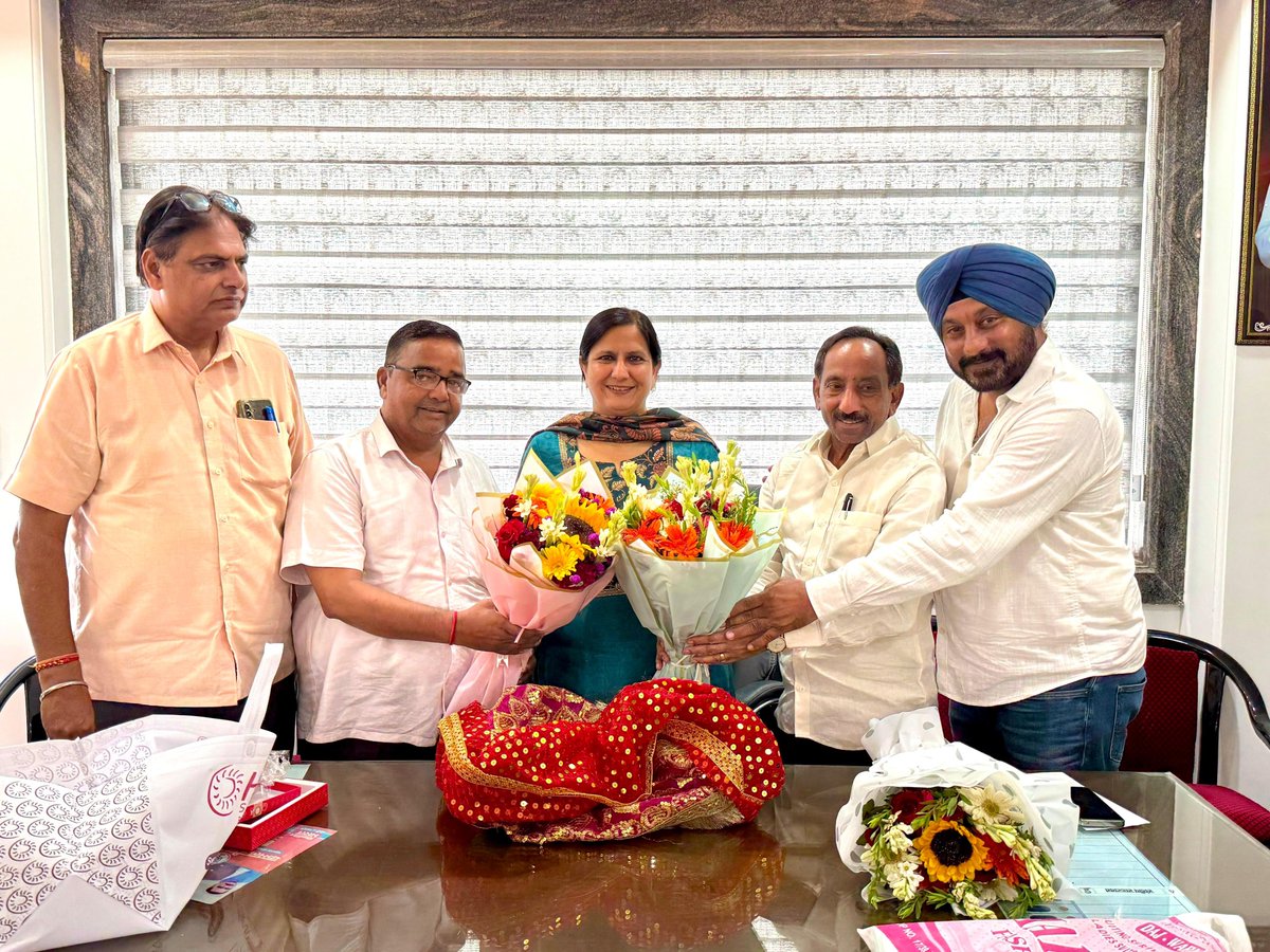 kjsehrawat's tweet photo. आज कार्यालय पर भारतीय जनता पार्टी पश्चिमी जिला के जिला अध्यक्ष श्री चंद्रपाल बख्शी जी एवं उनकी नई जिला टीम के पदाधिकारियों से भेंट कर उन्हें नए दायित्व की बधाई एवं शुभकामनाएँ प्रेषित की।

इस दौरान संगठन को और अधिक सशक्त बनाने, जनसेवा के कार्यों को गति देने तथा आगामी योजनाओं पर विस्तार से चर्चा की।

मुझे पूर्ण विश्वास है कि आपके नेतृत्व एवं समर्पण से संगठन नई ऊँचाइयों को प्राप्त करेगा।

संगठन ही शक्ति है, सेवा ही हमारा संकल्प।

@blsanthosh