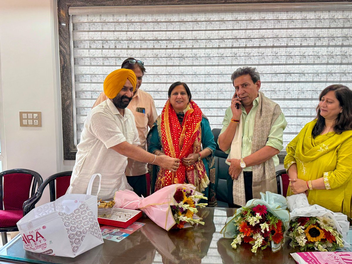 kjsehrawat's tweet photo. आज कार्यालय पर भारतीय जनता पार्टी पश्चिमी जिला के जिला अध्यक्ष श्री चंद्रपाल बख्शी जी एवं उनकी नई जिला टीम के पदाधिकारियों से भेंट कर उन्हें नए दायित्व की बधाई एवं शुभकामनाएँ प्रेषित की।

इस दौरान संगठन को और अधिक सशक्त बनाने, जनसेवा के कार्यों को गति देने तथा आगामी योजनाओं पर विस्तार से चर्चा की।

मुझे पूर्ण विश्वास है कि आपके नेतृत्व एवं समर्पण से संगठन नई ऊँचाइयों को प्राप्त करेगा।

संगठन ही शक्ति है, सेवा ही हमारा संकल्प।

@blsanthosh