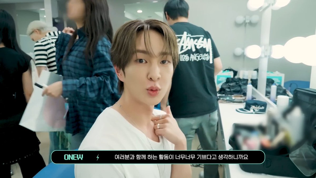 onewPERCENT's tweet photo. 이거 좋더라
이징기 말할때 쇄골뼈 위 손가락으로 쏙 누르고 있는거 https://t.co/ge2shMZ6cB