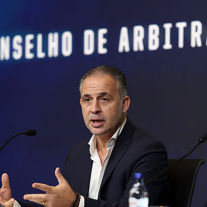 CabineSport's tweet photo. 🚨🚨 COMUNICADO DE DUARTE GOMES:

"Na sequência de notícias hoje tornadas públicas a propósito da minha demissão das funções de Diretor Técnico Nacional de Arbitragem da Federação Portuguesa de Futebol, entendo ser meu dever prestar os seguintes esclarecimentos:

1. No final da época passada, um árbitro de futebol profissional partilhou comigo um conjunto de informações que, pelo seu teor e sensibilidade, suscitaram-me preocupações institucionais muito relevantes.

2. Perante esse conhecimento, entendi ser meu dever institucional proceder às diligências que considerei adequadas e que foram conduzidas com reserva, neutralidade e transparência.

3. O objetivo dessa iniciativa foi esclarecer internamente toda a situação e aferir se se encontravam reunidas as condições de tranquilidade indispensáveis ao normal exercício das minhas funções.

4. Após o decurso dessas diligências, concluí que não era possível restaurar o grau de confiança institucional que considerava essencial ao desempenho do meu cargo.

5. Por essa razão e entendendo que a minha continuidade em funções seria incompatível com os princípios e valores que sempre pautaram a minha vida, tomei a decisão de me demitir.

6. A formalização dessa decisão e dos respetivos fundamentos, foi efetuada em circuito restrito e exclusivamente institucional, de forma reservada, através de correio eletrónico dirigido ao Sr. Presidente do Conselho de Arbitragem, com conhecimento aos restantes membros daquele órgão.

7. Em nenhum momento coloquei em causa a honra, o bom nome ou a reputação de qualquer pessoa, instituição ou membro dos órgãos sociais da Federação Portuguesa de Futebol ou do Conselho de Arbitragem.

8. Nunca tornei públicos nomes, factos concretos ou circunstâncias específicas relacionadas com esta matéria.

9 - Se for esse o caso, estarei totalmente disponível para prestar todos os esclarecimentos adicionais que me for solicitados pelas entidades competentes, relativamente aos factos de que tomei conhecimento e aos motivos que determinaram a minha renúncia.

Lisboa, 1 de julho de 2026"