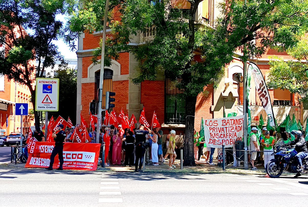 saamadrid's tweet photo. 📢 Hemos estado esta mañana en la Consejería de Famila, Juventud y Asuntos Sociales 
En defensa de los servicios públicos 
Contra la privatización de la red de albergues juveniles de la Comunidad de Madrid 
#CCOO #ServicioPúblico https://t.co/kGI7LzmBPQ