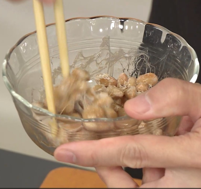 abcmikke's tweet photo. ＡＢＣテレビ「DAIGOも台所」
「ふわとろ納豆雑炊」回。ゆりさんとDAIGOさんがずーっと納豆を混ぜ混ぜ…
タレを先にいれるかどうかのトークで盛り上がりましたね😆
今回は納豆が付いてしまっても安心！ミッケおすすめのエプロンのご紹介です！✨
↓↓↓
【HOUSE WEAR STUDIO】前結びエプロン
https://t.co/zvibFl1tXZ

機能的で男性にも女性にもオススメ！
無地のシンプルなデザインで使い勝手が良く、ショート丈なので足さばきしやすいです😆

🎁X限定クーポン配布中🎁
こちらのアイテムにも使える！《500円OFF》クーポン🎫
クーポンコード：DAIGO_500X26JL10
⏳有効期限：7/16（木）まで
※クーポンのご利用には事前の会員登録が必要です💡

#DAIGOも台所 #ABCミッケ #DAIGO #辻調 #山本ゆり #ふわとろ納豆雑炊 #エプロン #HOUSEWEARSTUDIO