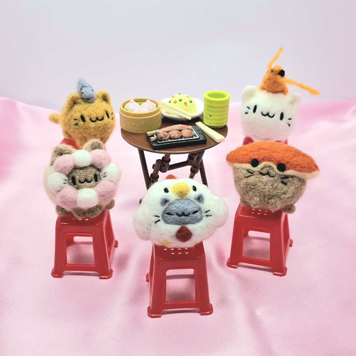 puddingdog520's tweet photo. 🥢#文具展   上菜囉!!!
#2026台灣國際創意文具展
.
我們跟雙夏 Patonanatsu 一起辦桌菜😺
.
火焰蝦喵 /御香雞喵
珠圓玉潤喵/紅蟳米糕喵/百鮮魚喵
ㄤ菇貴
.
一口一個喵喵菜
.
現場還有隱藏款菜色 等您來外帶😸
.
（咦不是還在趕工所以來不及拍照？）
（欸，噓，這不能說 我們要說隱藏款ssr
（😂
. https://t.co/s8JLGkvAyj